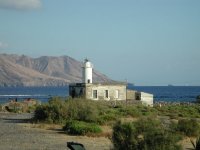 Il romantico faro di Lingua, in bilico tra il laghetto e il mare